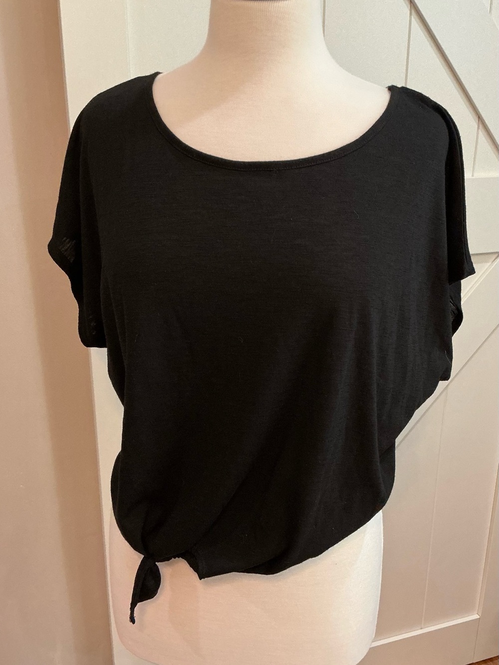 Xhilaration Black Short Sleeve Tie-Hem Scoop Neck Top DP
